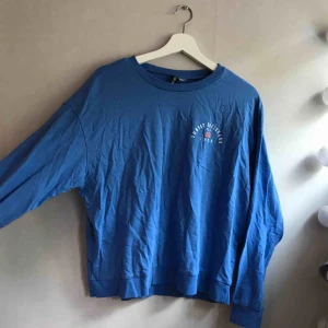  - Blå tröja ifrån HM i storleken L. Funkat dock för mindre storlek som oversize.