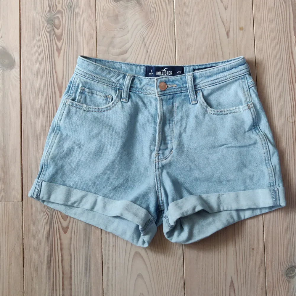 Shorts i jeans från Hollister. Med waist 25 (storlek 1(?)). Säljer på grund av att dem är lite små i storleken för mig. Har cirka 70 i midjemått och då är dessa för tajta, ifall det kan vara till någon hjälp i storleksväg. Frakt ingår🏵️. Shorts.