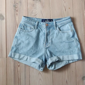Hollister shorts - Shorts i jeans från Hollister. Med waist 25 (storlek 1(?)). Säljer på grund av att dem är lite små i storleken för mig. Har cirka 70 i midjemått och då är dessa för tajta, ifall det kan vara till någon hjälp i storleksväg. Frakt ingår🏵️