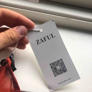  - Jättesöt playsuit från Zaful! Fortfarande lappen kvar eftersom den aldrig använts pga att den är för stor tyvärr! Knytband i midjan och det är en playsuit fast det ser ut som en klänning👍🏼 fraktkostnad står du för