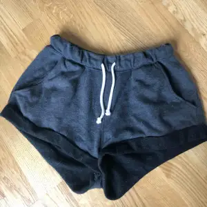 Super sköna mörkgråa mjukisshorts, tyvärr för tajta i midjan för min del. Köpta på H&M. 