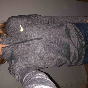  - Nästan oanvänd tränings jacka. Jättebra material som värmer när det är kallt men ändå inte svettigt 