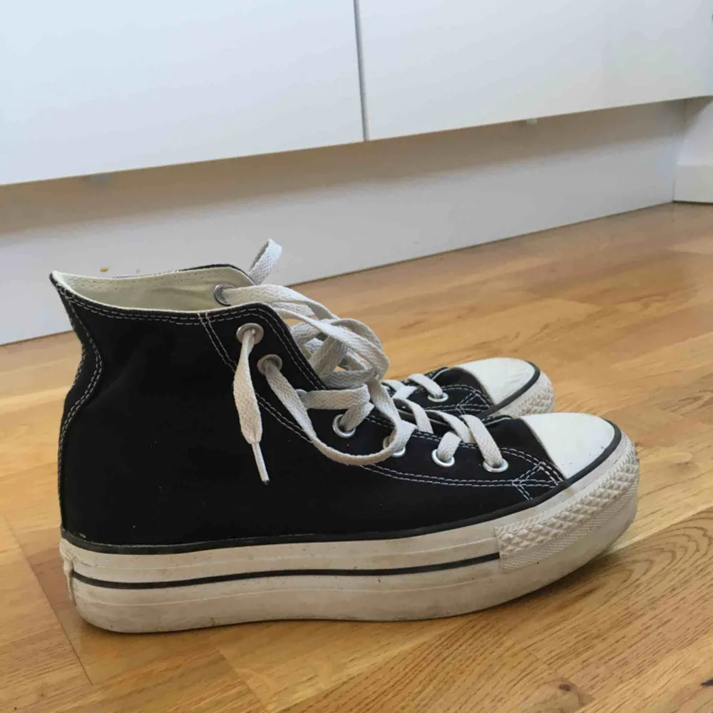 Säljer mina gamla Converse med platåsula då jag inte använt dem på flera år. De är bara använda några få gånger och är fortfarande i väldigt bra skick. Frakt tillkommer.. Skor.