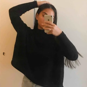  - Svart pösig tröja med en mini krage. Riktigt skön till vintern, använd några gånger🌸