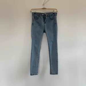 Jeans med medelhög midja i mycket bra skick (använda en gång). Är i storlek 40 men är mer som en 36/38. Möts upp i Stockholm eller fraktar (köparen står för frakten).