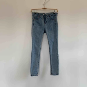  - Jeans med medelhög midja i mycket bra skick (använda en gång). Är i storlek 40 men är mer som en 36/38. Möts upp i Stockholm eller fraktar (köparen står för frakten).