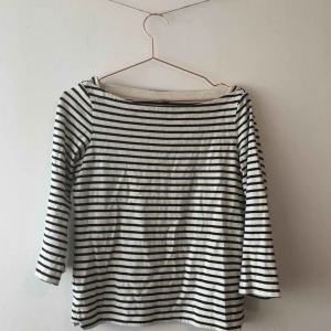  - Randig tröja med trekvartslånga ärmar och skärning så man ser nyckelbenen från Uni Qlo. I fint skick. 💞 Köparen står för frakt. 