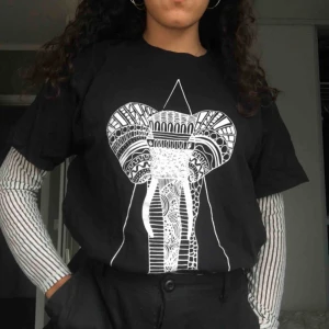  - Säljer den långärmade randiga tröjan som är under. Tröjan passar S/XS. Kan mötas upp i Stockholm. Annars står köparen för frakt. Den svarta t-shirten är såld.