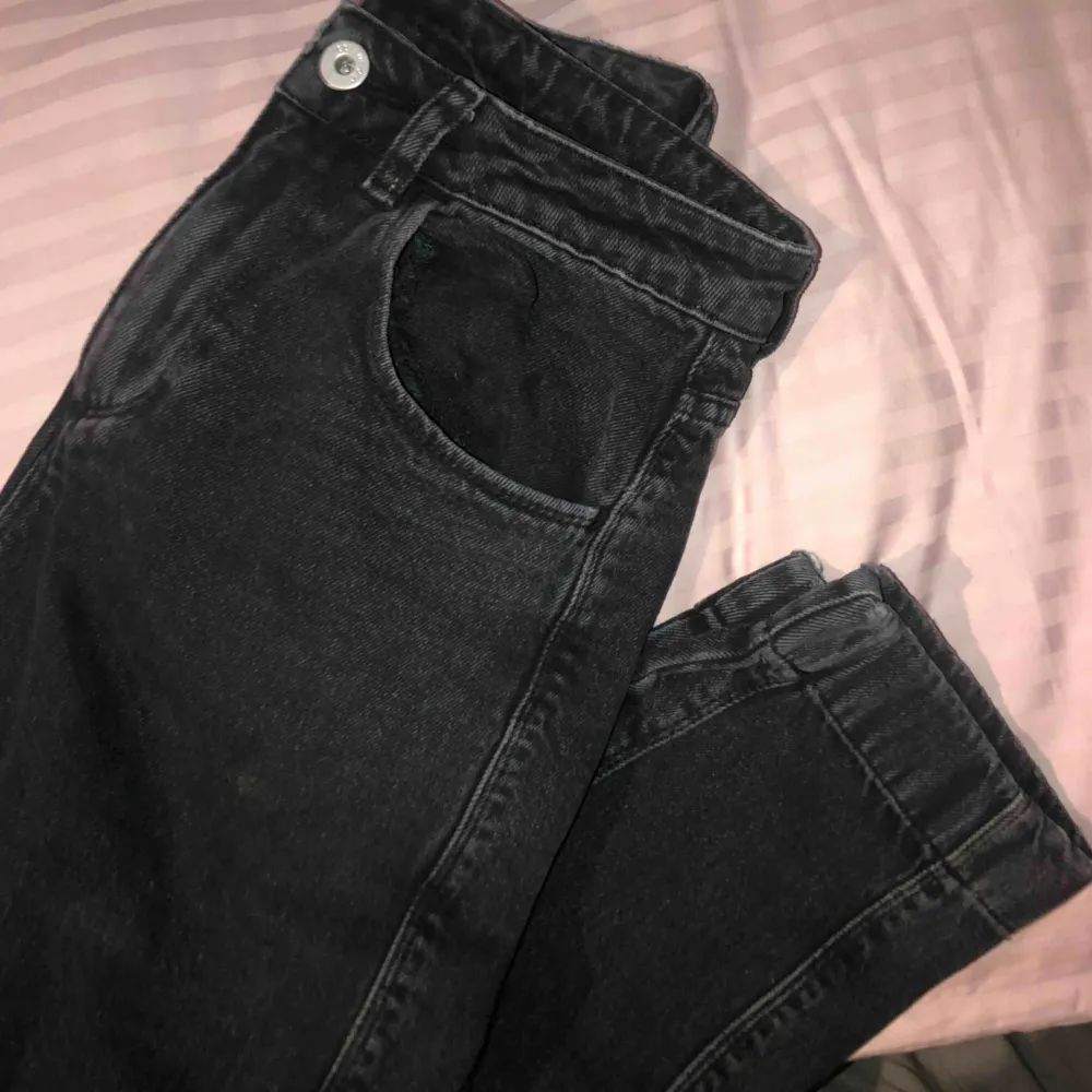 Köpte dessa jeansen från Asos men har ej kommit till användning. Frakt tillkommer💕 (aldrig använt) . Jeans & Byxor.