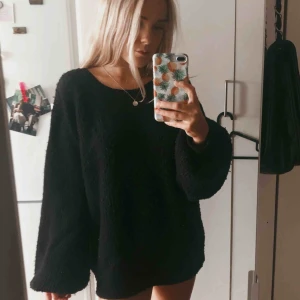  - Svart stickad tröja från LA x NAKD. Säljes pga för stor. Sparsamt använd.