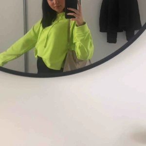  - Skitball neongrön hoodie! Storlek M/L men passar mig som vanligtvis är XS/S💕💕💕💕