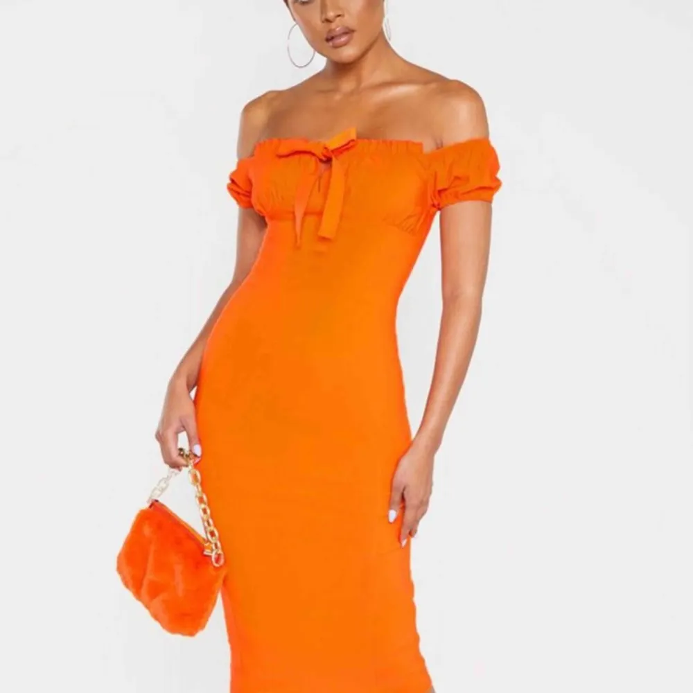 Orange puff sleve bardot midi dress, storlek XS köptes för 360 kr, aldrig använd! Säljer pga för liten storlek! . Klänningar.