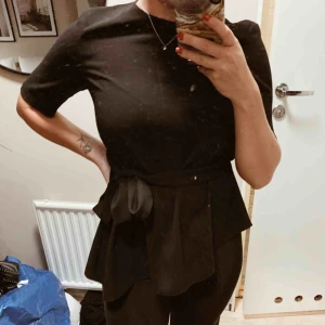  - Snygg blus med knyt. Skitig spegel men hoppas man ser ändå. 