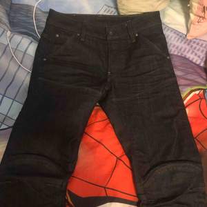 ETT par jeans från G-star 5620 3D Slim storlek 27 ... Nypris 999 säljer de för 120kr :) 