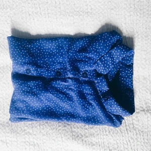  - Denna har varit med mig världen över och är fortfarande hel och fantastisk. Säljer den endast då den inte kvalificerade sig i min nya betydligt mindre garderob. Smått transparent men med en snygg bh under är det bara en fördel!