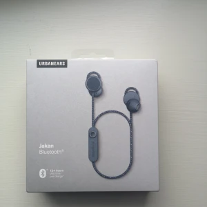  - Säljer oanvända Urbanears Jakan. Trådlösa hörlurar med 12 timmars trådlös batteritid. Snygga och bekväma. Säljer pga köpt andra och kunde inte returnera utan kvitto. Nypris 799 kr 