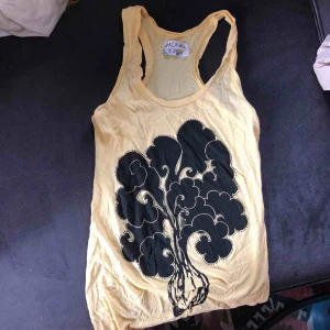  - Ljusgult linne från monki i storlek XS