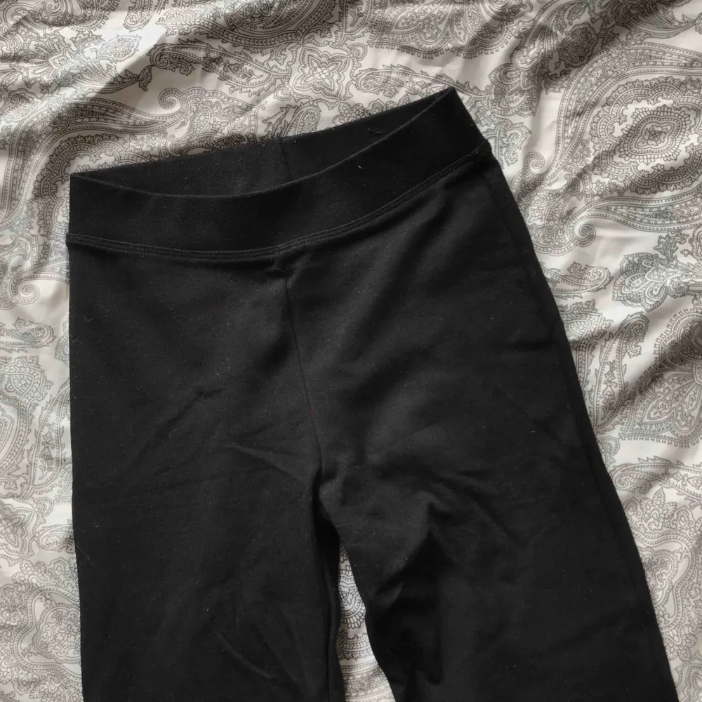 Bootcut byxor i mjukis-material från ginatricot i storlek XXS (kan passa xs också). Knappt använda, som nya! Nypris 199kr. Jeans & Byxor.