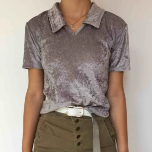  - Köpte denna supersnygga tröjan här på plick men den är tyvärr för stor. Lappen är bortklippt så jag vet varken märke eller exakt storlek. Frakt tillkommer på 35kr. Nyskick!