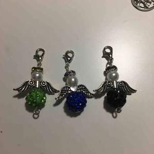 3 st lyckoänglar i silver och är i färgerna grön, blå och svart. En för 15kr eller alla tre för 30kr. Du kan sätta på dom på t.ex. halsband, armband, örhängen, nyckelringar och mycket mer.