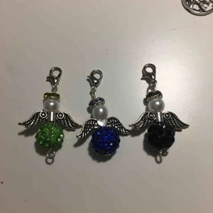  - 3 st lyckoänglar i silver och är i färgerna grön, blå och svart. En för 15kr eller alla tre för 30kr. Du kan sätta på dom på t.ex. halsband, armband, örhängen, nyckelringar och mycket mer.