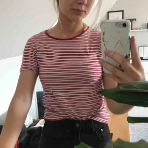  - Vit och röd randig T-shirt från BikBok. Använd max fem gånger.