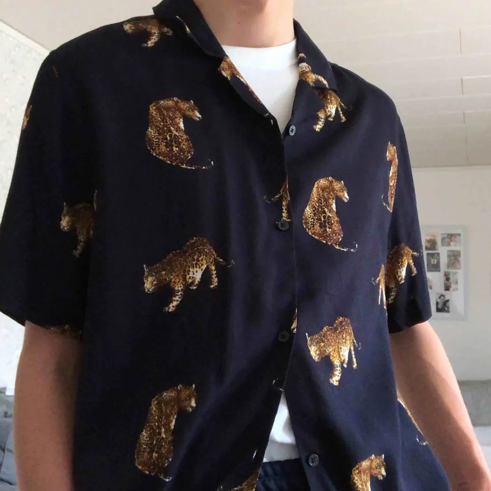 Super härlig, bekväm och snygg skjorta med leoparder på! Jätte nice luftigt material. Den är bara använd 1 gång pga att jag redan äger många skjortor. Snygg som oversized, viket jag använde den som!. Skjortor.