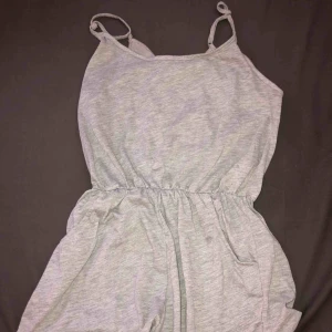  - Grå byxdress som säljs pga för liten. Axelbanden är justerbara och frakten ingår i priset