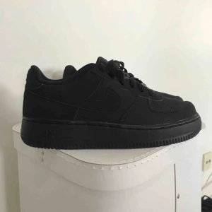 -  Säljer dessa super snygga Air Force i svart mocka!  Anledning att jag säljer dessa är för att de passar inte mig och de är oanvända! 