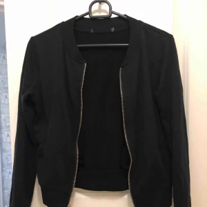  - Bomber liknande kofta från lager 157. Använt 1 gång. Köparen står för frakten 