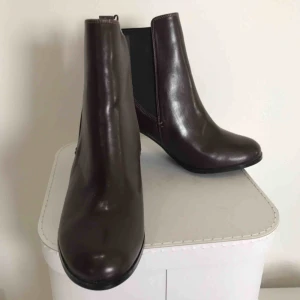  - Nya läckra skor till hösten? Från H&M och aldrig använd de- anledning till detta är för att de är lite för små för min storlek! 