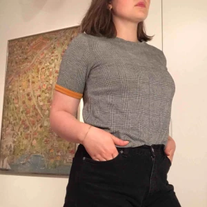  - Lite tjockare t-shirt. Passar även M. Kan mötas upp i Stockholm. Köpare står annars för frakten