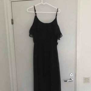  - Ny svart klänning, endast provad. Storlek 38/M. 