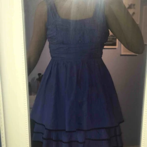  - Jätte fin linka klänning med svarta detaljer, är tyvär för liten för mig därför ingen jätte bra bild hur den sitter på. Bara använd 1 gång.  Frakt: 36kr