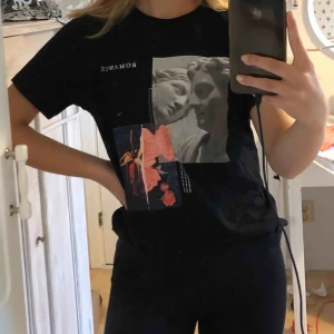  - Fin svart tröja med tryck. Använd max 2 gånger och är i mycket fint skick. Frakt tillkommer. Kolla gärna in min profil för mer!!