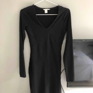  - Jättefin svart klänning från hm som är jättesnygg i passformen. Säljer då den aldrig är använd. Köparen står för frakten:)