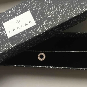  - Jättefint halsband från Edblad, knappt använt... säljer pga kommer ej till användning längre. Frakt tillkommer på 9 kr💖