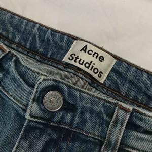 Jeans i rak passform från Acne Studios. Endast använda en gång, säljer pga fel storlek! 