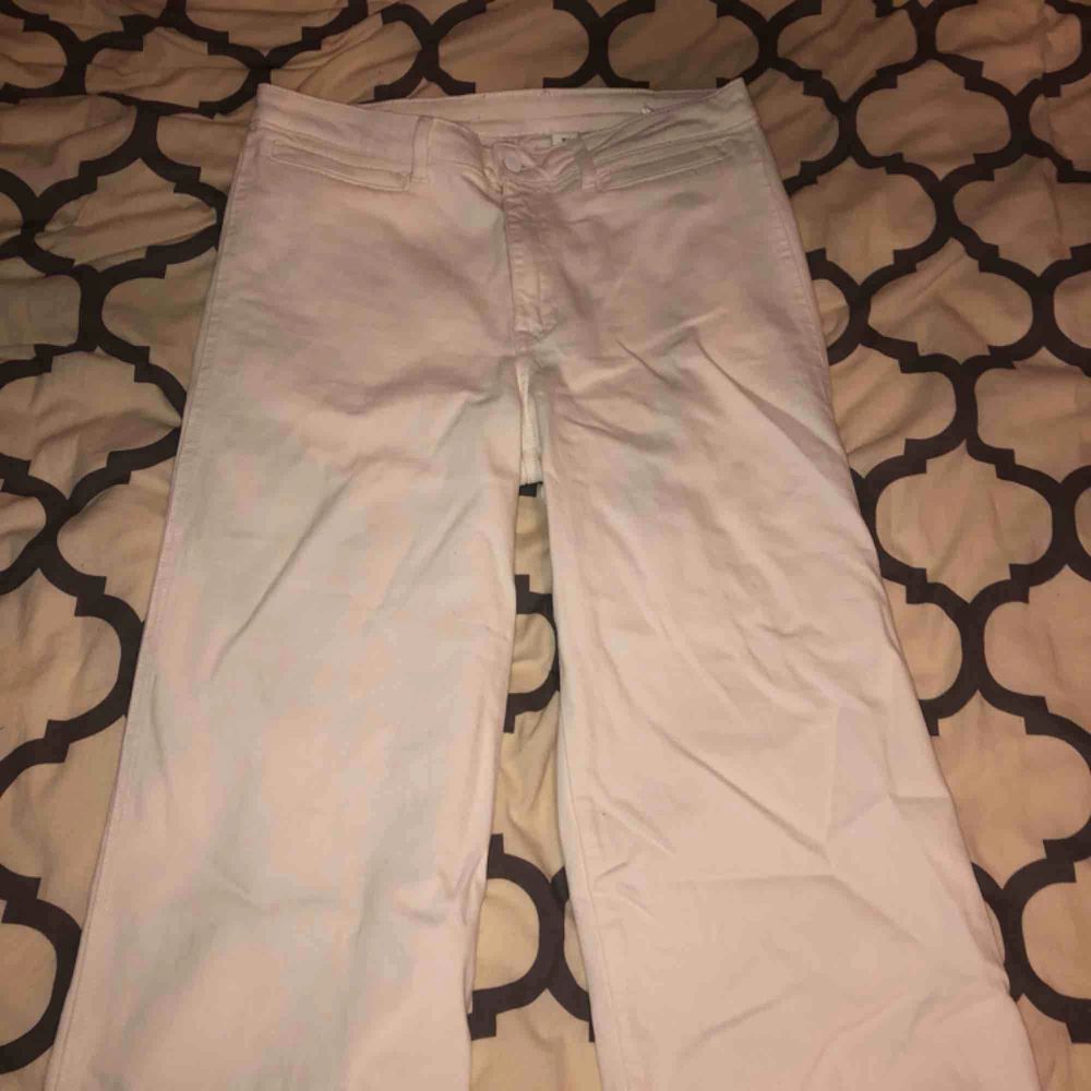 Vita högmidjade culotte jeans  Ordinarie pris: 500kr. Jeans & Byxor.