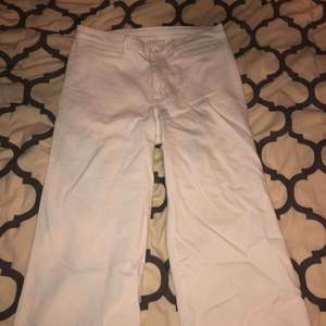 Vita högmidjade culotte jeans  Ordinarie pris: 500kr