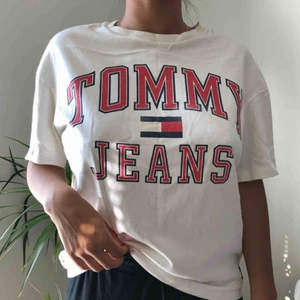  - tshirt från tommy hilfiger, frakt ingår
