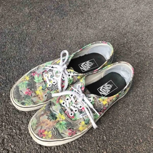  - Ascoola vans med djungelprint! Väl använda men finns mycket mer i dem! Köparen betalar frakt