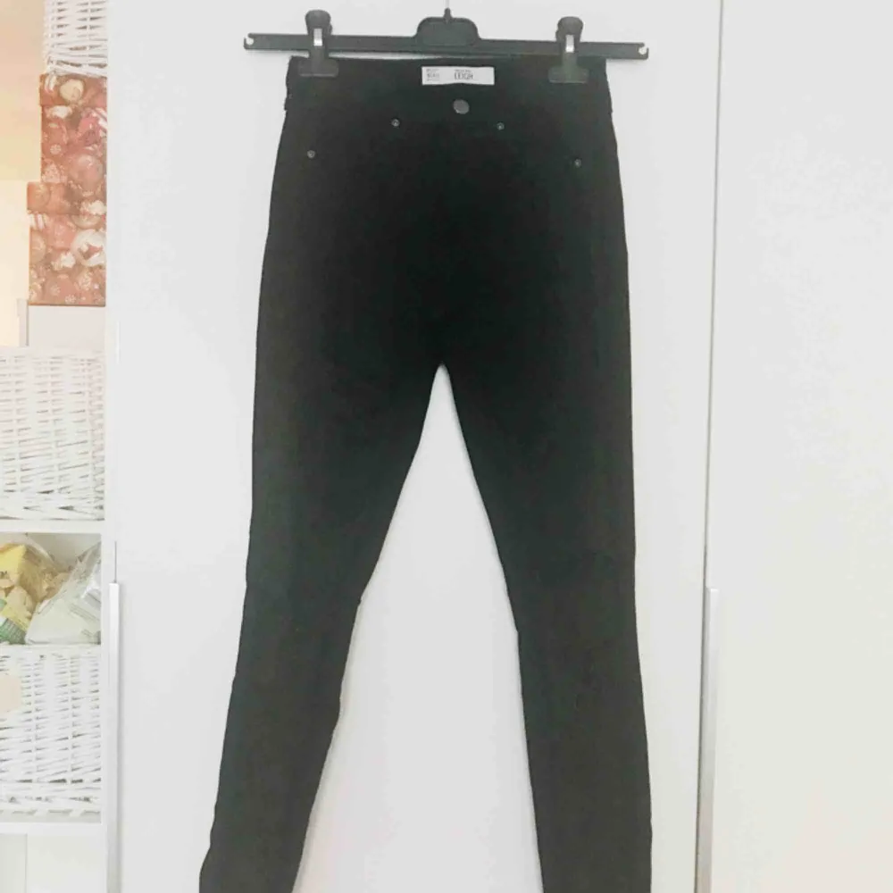 Svarta Topshop Moto Leigh jeans med slitningar. Har tyvärr inga bättre bilder då jag inte får på mig dem längre 😄 använda en gång! . Jeans & Byxor.