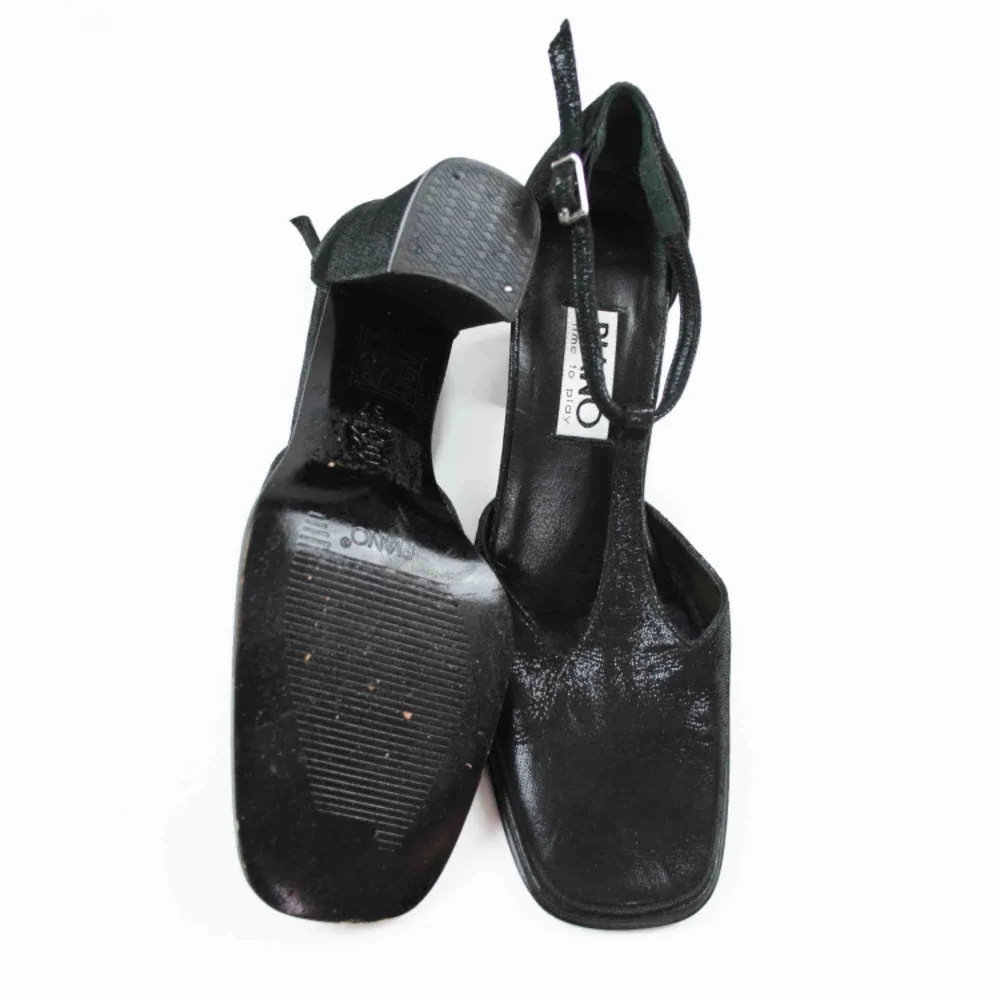 Vintage 90s Y2K leather t-strap pumps heeled shoes in black Label: 37, feels true to size Model: 165/36 shoes (wearable with some room left) Free shipping! Ask for the full description! No returns!. Skor.