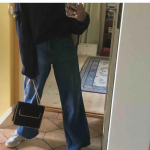  - Snygga knappt använda vida jeans i mycket bra skick