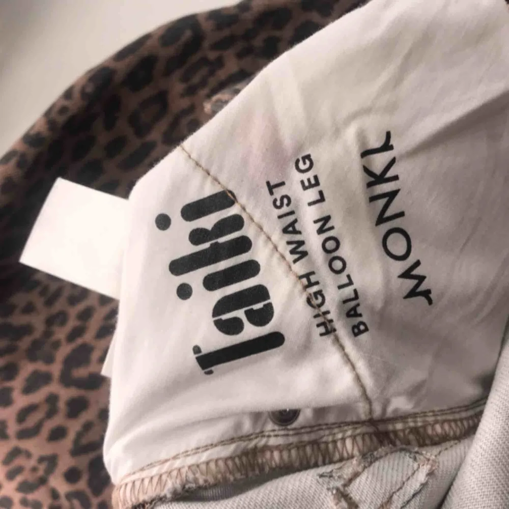 Leopard mom jeans med superfin passform ifrån monki. Jättefin lite bleknad färg. Trendiga. Stuprörsjeans som slutar precis över ankeln och har hög midja. . Jeans & Byxor.