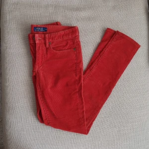  - Röd/orange Polo Ralph Lauren byxor i manchester tyg. Supersköna och i nyskick. Storlek 6, EU 34. Köparen står för frakten eller så möts vi upp i Göteborg/Mölndal. Kan betalas med swish eller så aktiverar jag safepay om det föredras. 