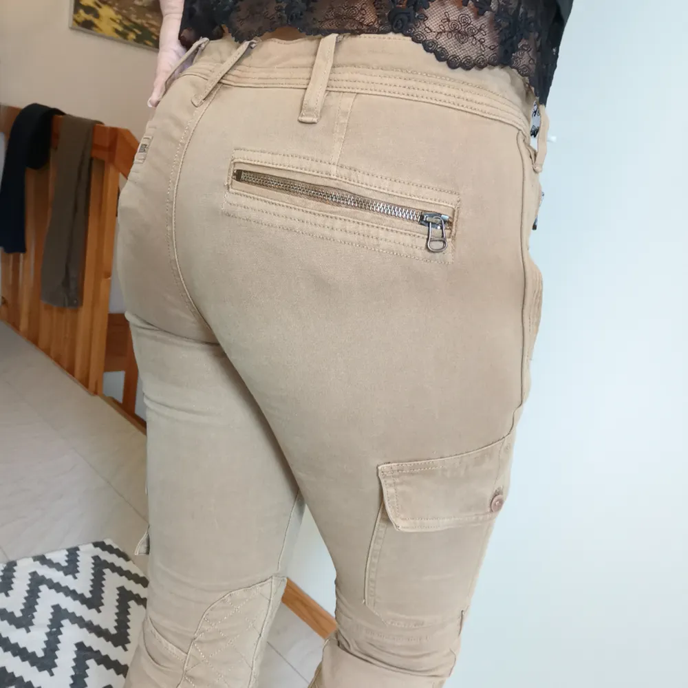 Knappt använda beiga Ralph Lauren jeans med snygga detaljer och fickor. I storlek 8 vilket motsvarar EU 36. Köparen står för frakten eller så möts vi upp i Göteborg/Mölndal. Kan betalas med swish eller så aktiverar jag safepay om det föredras. . Jeans & Byxor.