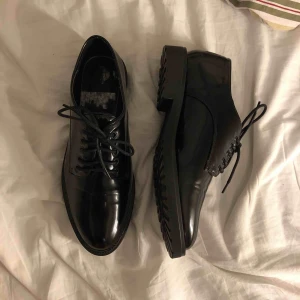 Svarta damskor - Superfina svarta damskor från B&CO köpta i Köpenhamn. Använda 1 gång och är så gott som nya. Priset kan diskuteras. 