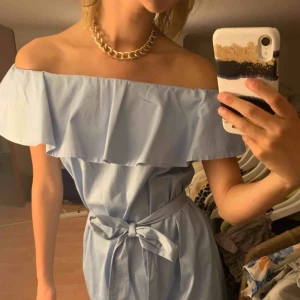  - Urgullig klänning från H&M. Säljer för 80 + 40 kr för frakt. Helt oanvänd, för har aldrig hittat tillfälle 😐💛💛💛💛